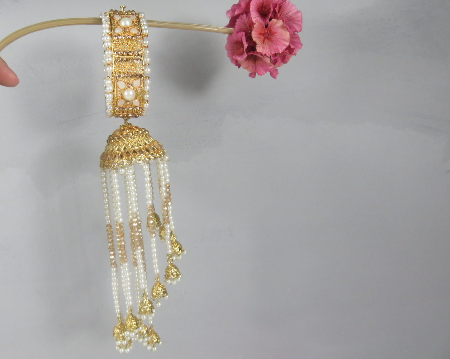 White and Gold Jhumka Bangle x1